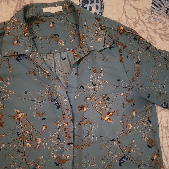 LE LIS Spring Button Down Top - Picture 3 of 7